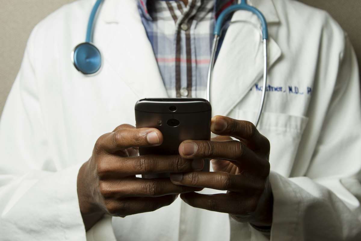 nutricionista a utilizar tablet com paciente